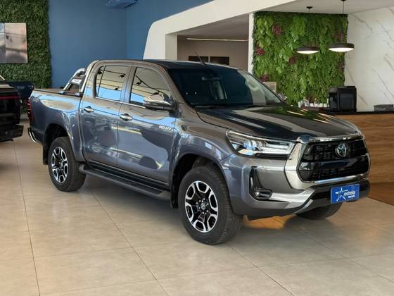 TOYOTA HILUX 2.8 D-4D TURBO DIESEL CD SRX 4X4 AUTOMÁTICO TOYOTA HILUX 2.8 D-4D TURBO DIESEL CD SRX 4X4 AUTOMÁTICO